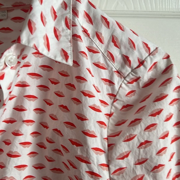 Boden classic women’s shirt, lip print, mint condition, measures 20” pit to pit - Picture 5 of 10